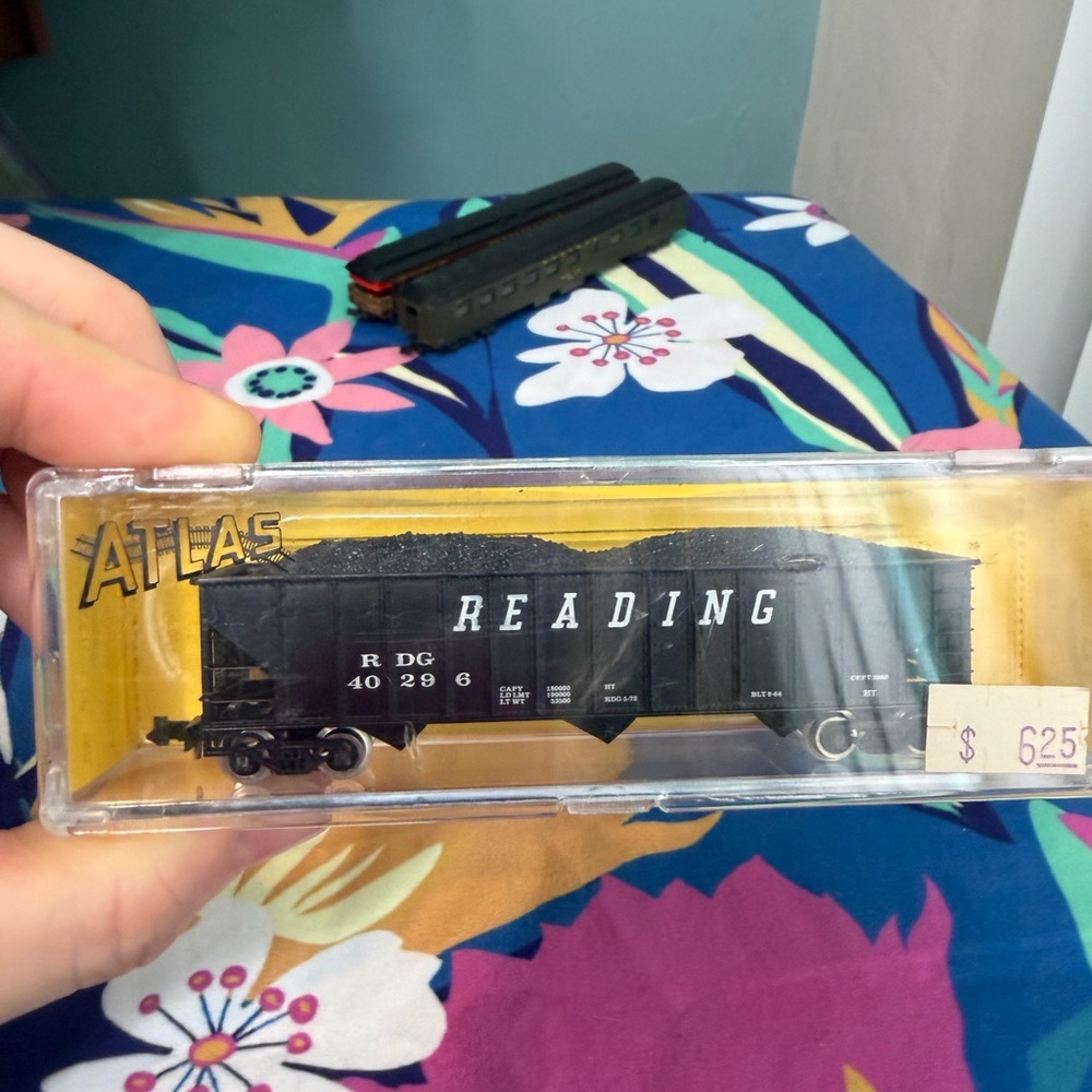 N Scale Atlas 3274 Reading 90 Ton 3 Bay Hopper with coal load, 40296.